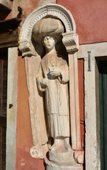 Fototapeta na wymiar Medieval statue of muslim merchat in Venice