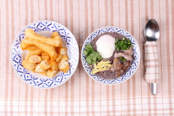 Red brown rice , porridge with mined pork and chicken lever .