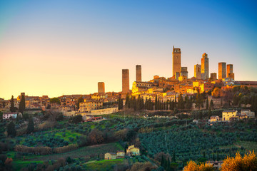 Fototapeta premium Panoramę miasta San Gimignano i zachód słońca ze średniowiecznych wież. Toskania,