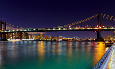 Naklejka premium Panorama Manhattan Bridge w Nowym Jorku w nocy