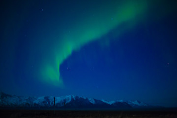Aurora boreal con montaña en Islandia