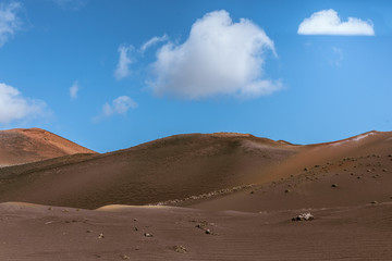 Fototapeta na wymiar Volcanes y desierto de Lanzarote