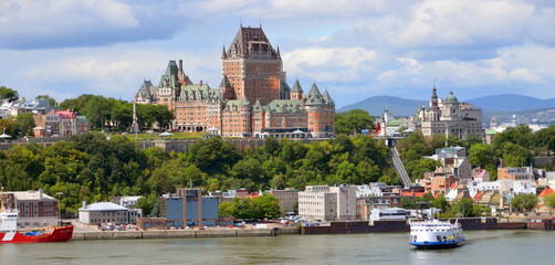 Fototapeta premium QUEBEC CITY, KANADA - 27 sierpnia: Od Levis Chateau Frontenac w starym Quebecu, skarb światowego dziedzictwa UNESCO w dniu 27 sierpnia 2014 w mieście Quebec w Kanadzie