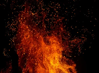 Rolgordijnen Vlam vuur vlammen met vonken op een zwarte achtergrond
