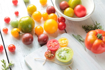 verschiedene bunte Tomaten Herz Anschnitt