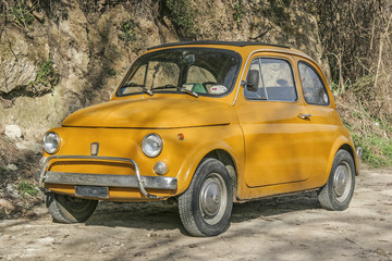 Gelber Oldtimer mit italienischem Flair
