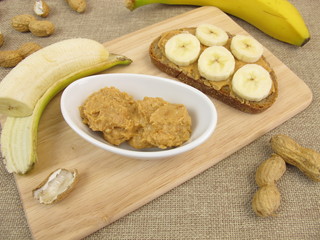 Brot mit Banane und Erdnussbutter