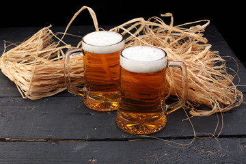 Bier in Bierkrügen und Weizen
