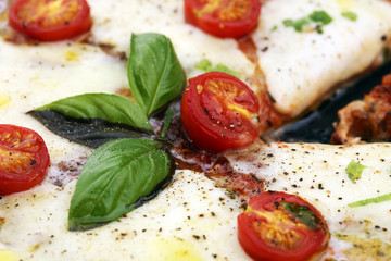 Pizza Margharita mit Tomaten, Basilikum und dicker Kruste