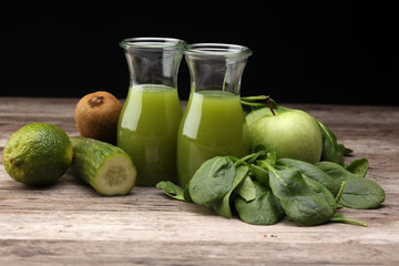 Grüne Smoothies mit Äpfeln, Gurke, Kiwi, Limetten und Spinat