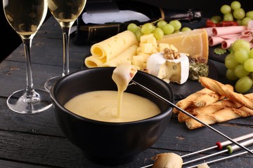 Schweizer Fondue mit Weintrauben, Käse und Sekt