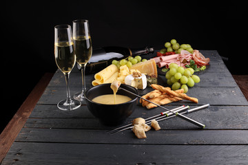 Schweizer Fondue mit Weintrauben, Käse und Sekt