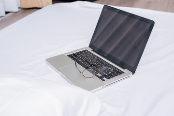 Obraz na płótnie Canvas glasses and laptop, glasses and notebook
