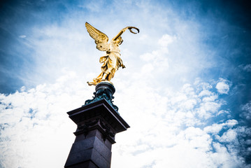 Engel mit Lorbeerkranz auf Säule, Wien, Österreich