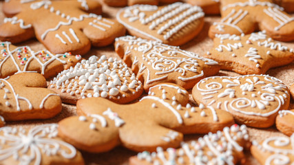Obraz na płótnie Canvas Gingerbread cookies over cork background