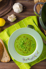Peas soup with bread