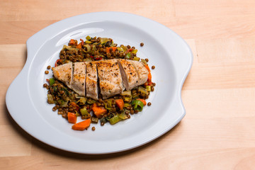 Gebratene Hähnchenbrust auf cremigen Porree