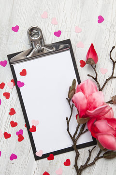 Valentin Hintergrund mit bunten Herzen und Blumen auf weißem Holzhintergrund