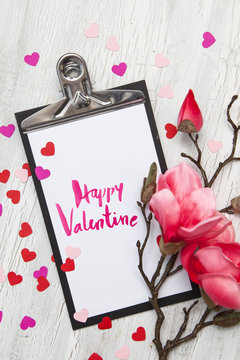 Valentin Hintergrund mit bunten Herzen und Blumen auf weißem Holzhintergrund