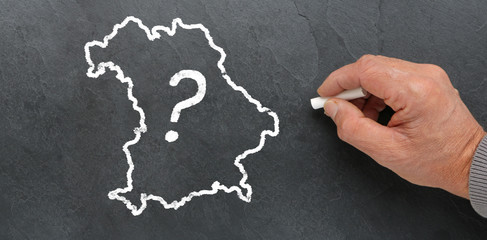 Carte de l'Allemagne avec point d'interrogation à la craie sur tableau noir