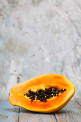 delad färsk papaya med utrymme för egen text