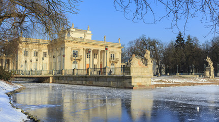 Obraz premium Zima w Łazienkach Królewskich w Warszawie - Pałac na wyspie