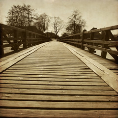 Obraz premium Grunge image of wooden bridge.