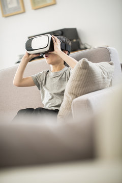 kid uses a virtuel reality glasses