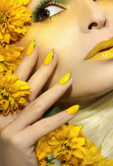 Obraz na płótnie Canvas Manicure and makeup in the yellow colours of nature.