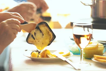 Kissenbezug Seniors enjoying raclette © grki