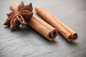 cannelle et anis séché sur fond en ardoise