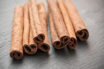 cannelle  séché sur fond en ardoise