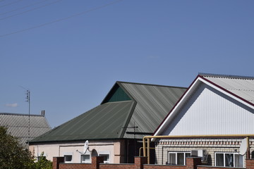 Detached house with a roof made of steel sheets.