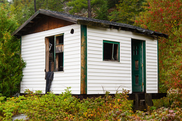 Fototapeta na wymiar Old abandoned cabin.