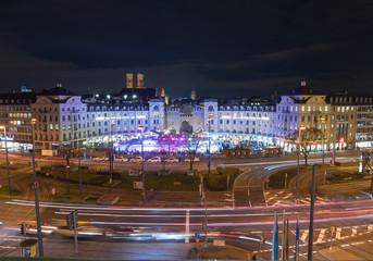 Fototapeta na wymiar Karlsplatz München Nachts Panorama