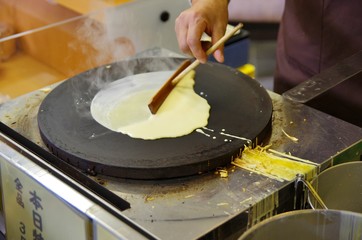 クレープを焼く店員
