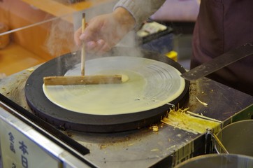 クレープを焼く店員

