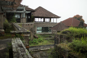 Fototapeta na wymiar Abandoned and mysterious hotel Bedugul Taman in the fog. Indonesia.