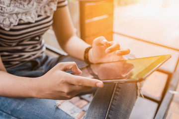 Obraz premium hands multitasking woman using tablet