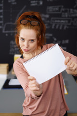 frau zeigt eine nachricht auf einem papier