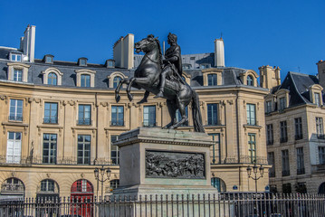 Fototapeta na wymiar Statue équestre du roi Louis XIV, Place des Victoires, Paris, France