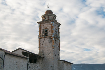 Fototapeta na wymiar Campanile della chiesa di Norcia distrutto dal terremoto