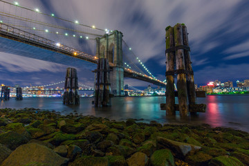 Brooklyn Bridge bei Nacht 