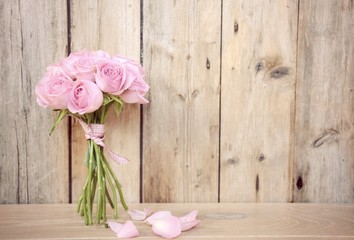 Naklejka premium Kartka z życzeniami - różowy bukiet róż