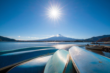 Naklejka premium Sun star effect shot with Mountain Fuji and boats