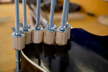 Naprawianie gitary w pracowni lutniczej 