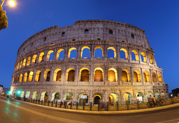 Fototapeta na wymiar Colosseo al crepuscolo