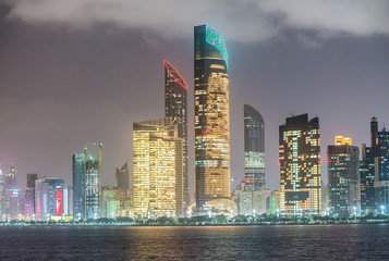 Fototapeta premium Nocna panorama Abu Dhabi, Zjednoczone Emiraty Arabskie