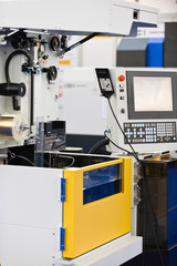 Automated metal cutting machine