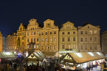 Центральная площадь в Праге ночью.
